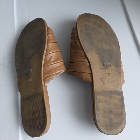 Marc Fisher oswin 2 flat sandal in medium natural Size 7.5 - Picture 7 of 7